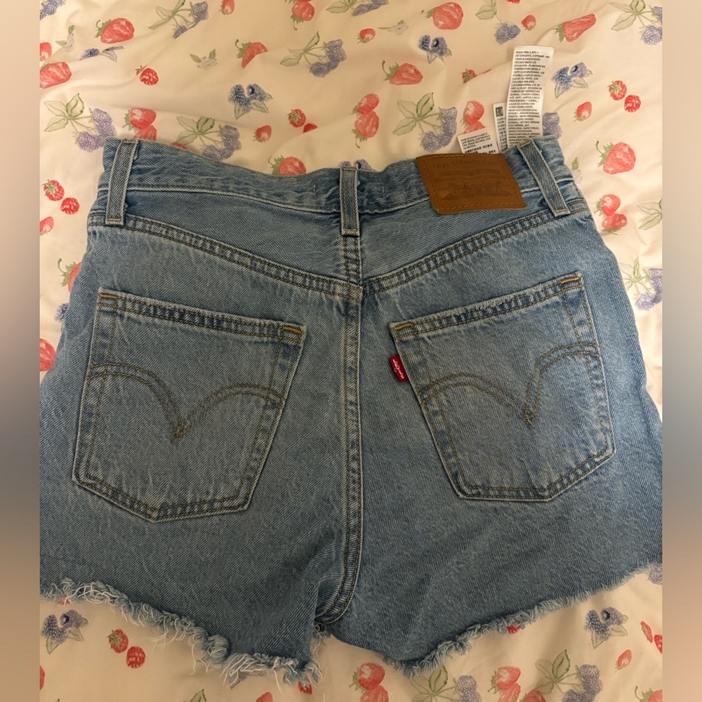 Levi’s rib cage shorts